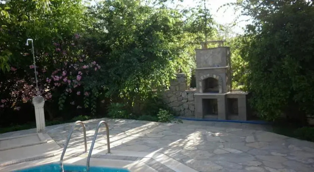 New Age Kaya Village Cottage, Забронировать Дом для отпуска Отели Каякей с бассейном, Бассейн