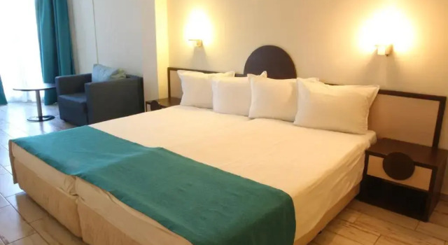 Двухместный номер Superior с балконом Smartline Meridian Hotel
