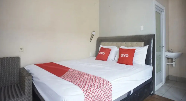 Студия Deluxe OYO 93003 B32 Homestay