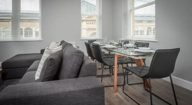 Gordon Moon Suites Bolton Centre Apartments, Varaa Huoneisto Asunnot kohteessa Merseyside, Huoneisto