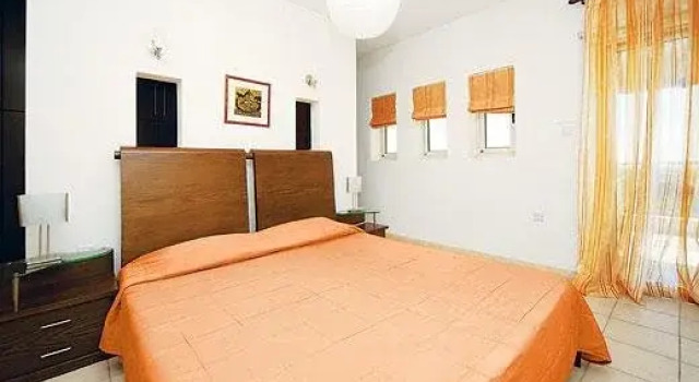 Michelle Marie, Boek Hotel Peyia Paphos