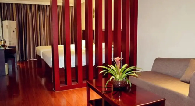 GreenTree Inn Jinan Gaoxin District International Convention Centre Hotel, Prenota Hotel Hotel a Li Cheng con parcheggio, Parcheggio