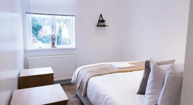 Wolverhampton - 4 Bed House - Free Parking, Забронировать Дом для отпуска Коттеджи Вулвергемптона, рядом с Wolverhampton City Council, Коттедж