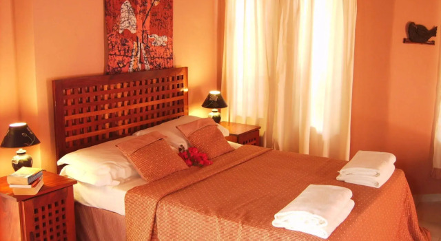 Hibiscus House Gambia, Book Hotel Hoteller i Kombo Saint Mary med parkering, Parkering