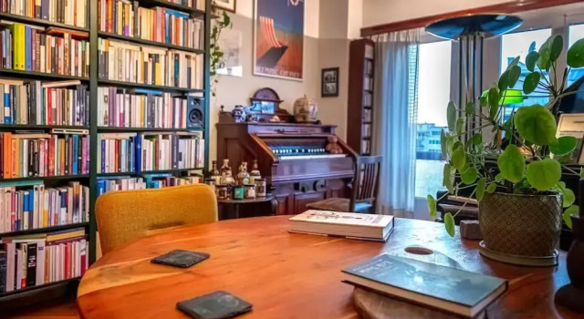 Chic 2BR Bright Penthouse With Open Wood Staircase, Забронировать Апартаменты/квартира Отели Афины с парковкой, рядом с Театр Каролос Коун "Театрон технис", Парковка