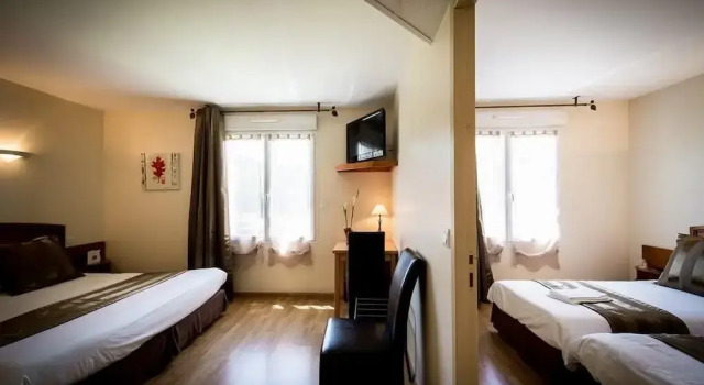 Четырёхместный семейный номер Standard с видом на сад Hotel Le Lion dOr