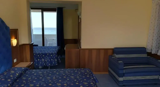 Четырёхместный номер Standard с видом на море Kalos Hotel