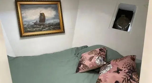 Romantic Houseboat, Забронировать Отель «постель и завтрак» Амстердам - центр города Амстердам, рядом с Музей фотографии FOAM