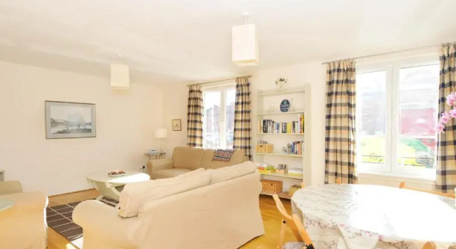 202 quiet 2 bedroom property in residential area with secure private parking, Забронировать Отель Бротон Эдинбург, рядом с Железнодорожный вокзал Эдинбург-Уэверли