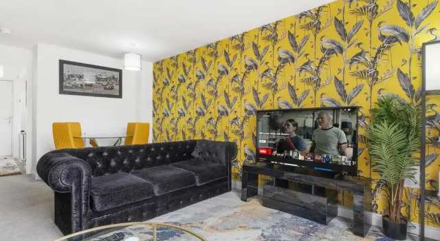 Luxury 2 Bed House City Centre ✘ BBQ & GARDEN ☆ FAMILY FRIENDLY→ Swingball & Outdoor Furniture - FREE PARKING → With 50 Inch Smart TV, FREE NETFLIX & WIFI ✘ Comfy Seating Area - BY MAEVELA®