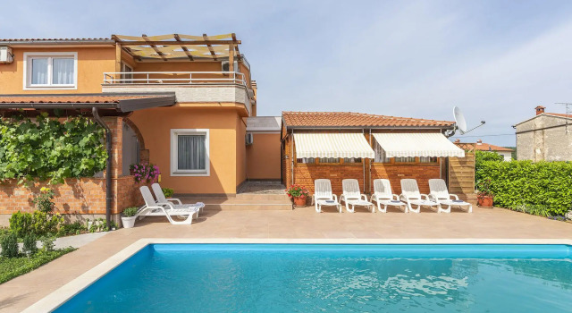 Apartment for two to four people, with shared pool and courtyard