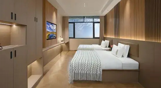Двухместный семейный люкс с балконом Lanshan She Holiday Hotel (Xishuangbanna Jinghong Menglong Dafosi Manhe Na Scenic Area Branch)