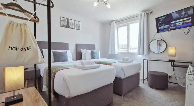 Central Three Bedroom House with Garden