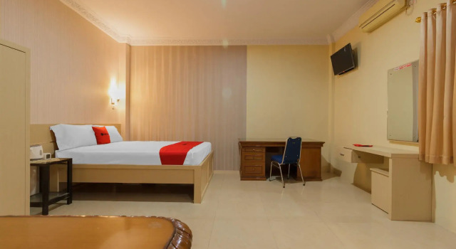 Люкс RedDoorz Plus near Pantai Malalayang Manado