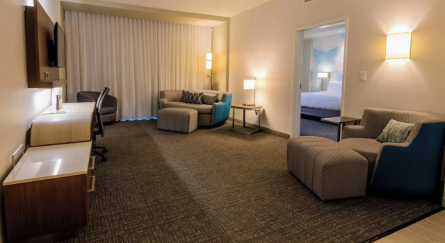 Люкс c 1 комнатой Courtyard by Marriott Lake Jackson