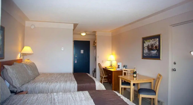 Четырёхместный номер Standard с видом на море Sidney Waterfront Inn & Suites