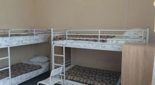 Кровать в общем номере Mangazeya