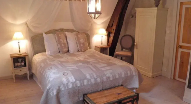 L'Ange est rêveur, Book Hotel  