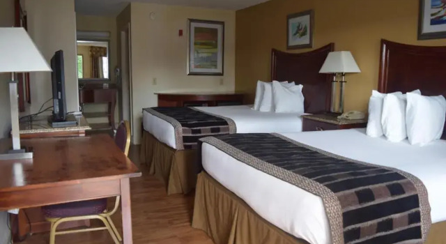 Четырёхместный номер Standard Atkinson Inn & Suites