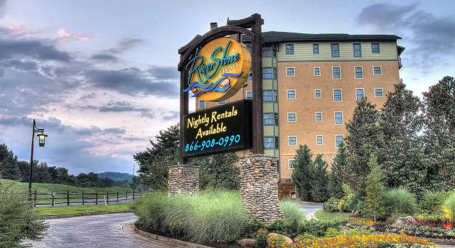 RiverStone Condo Resort & Spa, Забронировать Курортный отель Пиджен-Фордж Great Smoky Mountains National Park, рядом с TopJump Trampoline Park &amp; Extreme Arena