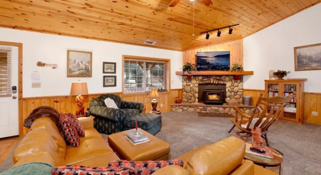 2242 - Happy Hour Inn 3 Bedroom Home by Redawning