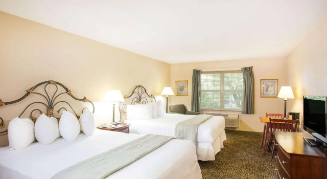 Четырёхместный номер Standard Wyndham Garden Galena Hotel & Day Spa