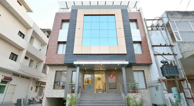 OYO 14225 Bahl Regency, Rezerwuj Hotel Panchkula Delhi