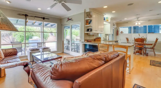 Pool & Outdoor Kitchen: Home 10 Mi to Dtwn Phoenix, Забронировать Дом для отпуска Финикс 