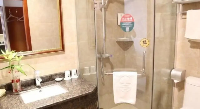 Трёхместный номер Standard GreenTree Inn Zaozhuang Shanting Jinke International Business Hotel