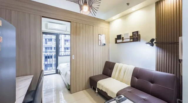 Двухместный номер Standard с балконом и с видом на бассейн GemstoneBR in SMDC Shore 2 Residences
