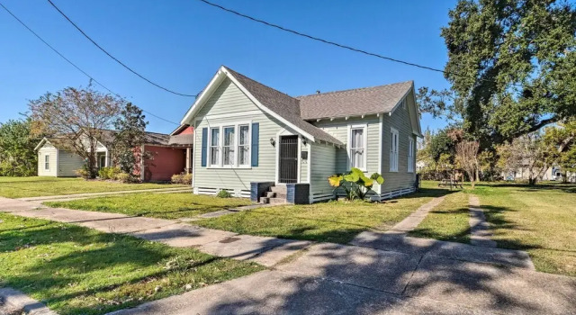 Коттедж Lake Charles Cottage w/ Fireplace & Yard!