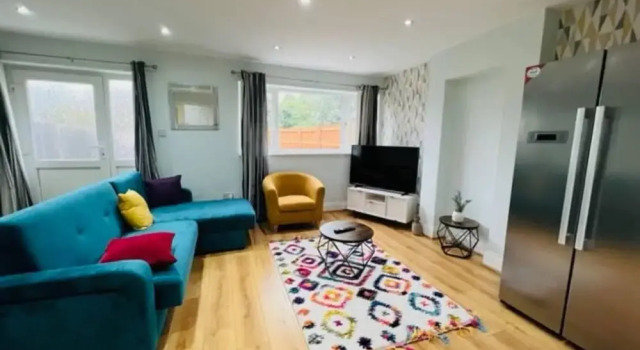 Коттедж 4 Bed House - Sleeps 9 - Garden - Parking - Wifi