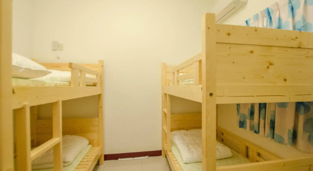 Кровать в общем номере Heyi Homestay