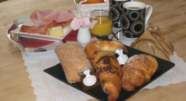 Tanglewood Gatwick Bed & Breakfast, Забронировать Гостевой дом Отели Гатвик с завтраком, рядом с Южный терминал аэропорта Гатвик, Завтраки