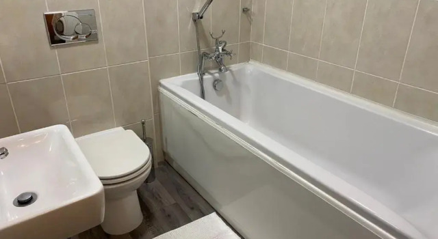 Апартаменты с 2 комнатами Beautifully refurbished 2 bedroom self-contained apartment with secure parking