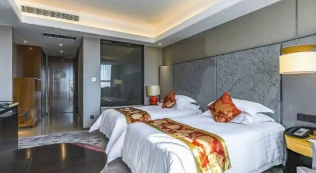 Четырёхместный семейный люкс Longhu Hotel