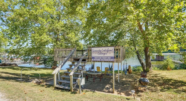 Steps to Water: Lake of the Ozarks Getaway, Prenota Casa vacanze Hotel a Missouri con parcheggio, Parcheggio