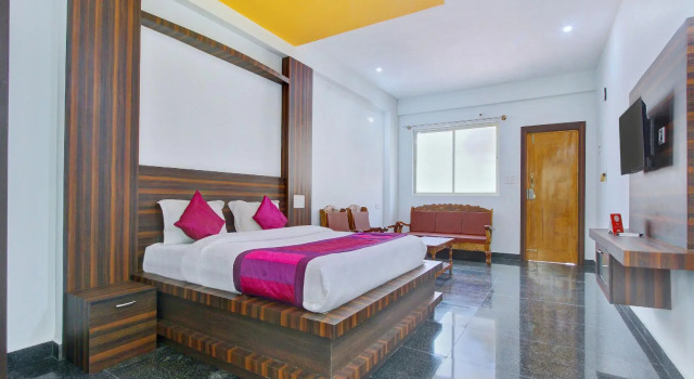 Люкс Standard OYO 11724 Chitra Residency Premium