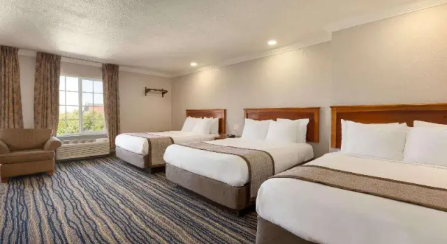 Люкс Standard Days Inn by Wyndham Eureka CA