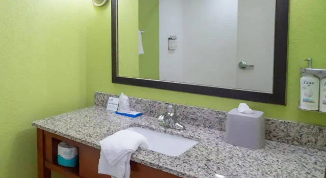 Четырёхместный номер Standard Holiday Inn Express Hickory - Hickory Mart by IHG