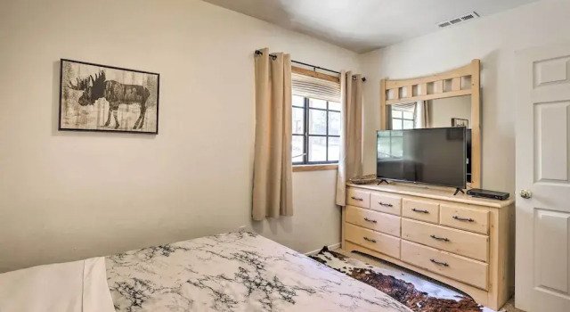 Hot Tub & Deck: Big Bear Gem Near Resorts!, Забронировать Дом для отпуска Биг-Бэар-Сити San Bernardino Mountains