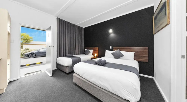 Трёхместный номер Superior Golden Hills Motel