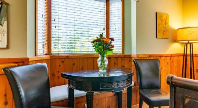 J Patrick Inn, Забронировать Отель Камбрия San Luis Obispo County, рядом с Исторический музей Камбрии