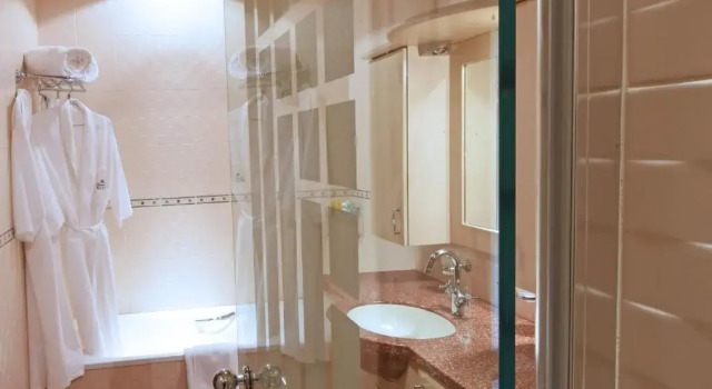 Полулюкс Курортный отель Imperial Resort Beach Hotel
