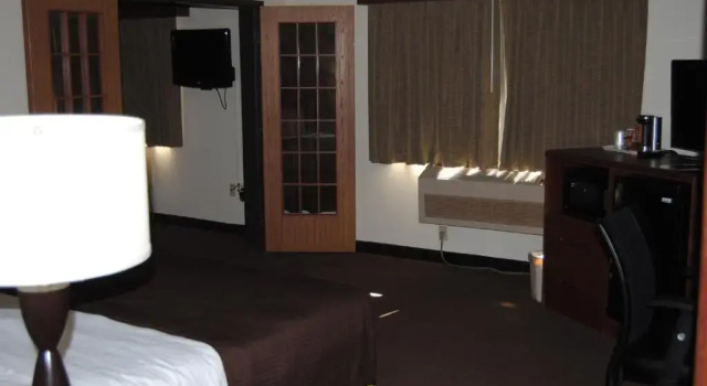 Люкс с 2 комнатами AmericInn by Wyndham Grand Rapids