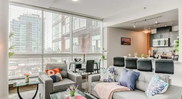 Upscale 2BR Condo - King Bed - Stunning City Views, Rezervați Hotel Beltline Calgary, aproape de Reader Rock Garden