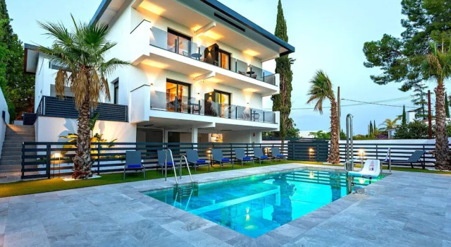Апартаменты Modern 1BD Apartment With Terrace Pool and Parking Arruzafa V