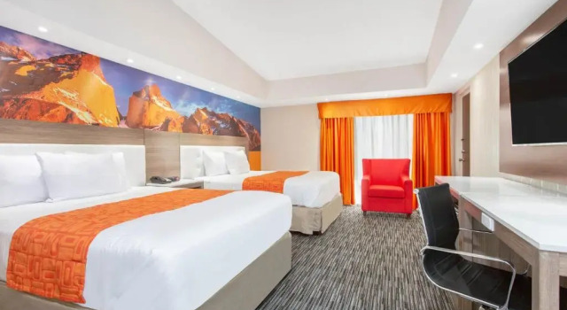 Четырёхместный номер Deluxe Howard Johnson by Wyndham Harrisburg