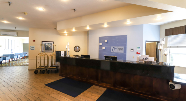 Holiday Inn Express St. Ignace-Lake Front by IHG, Забронировать Отель Отели в центре Сент-Игнас, в центре, Парковка