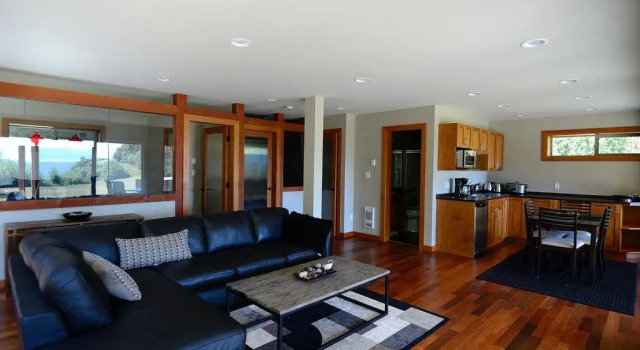 Points West Oceanfront Resort, Book Ferieresort Otter Point Britisk Columbia